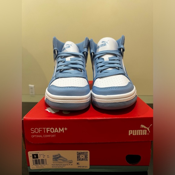 Size 5 Junior Puma Sneakers - Picture 1 of 4